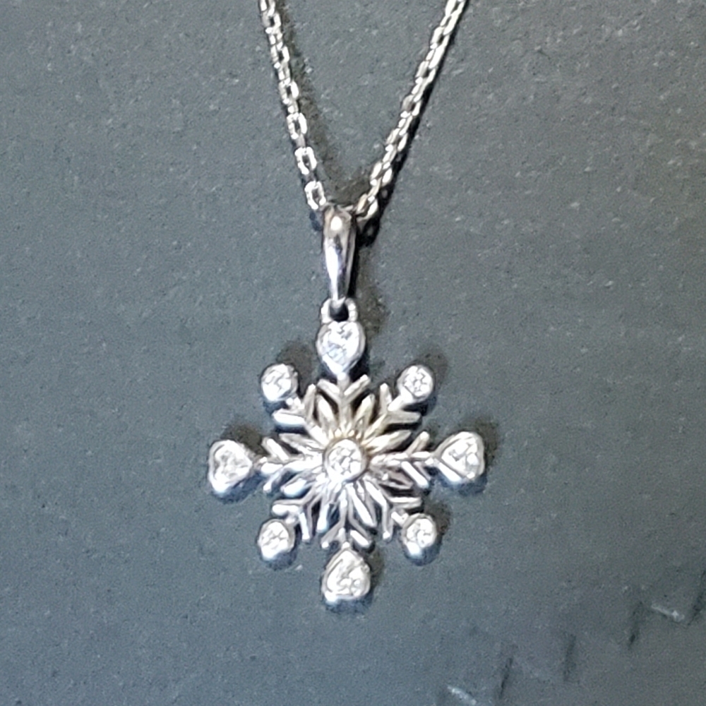 STERLING SNOWFLAKE NECKLACE